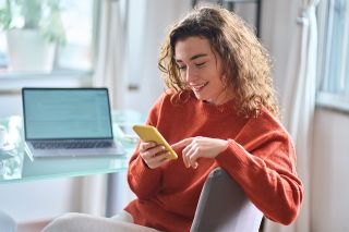 Foto: Frau mit Smartphone