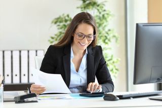 Foto: Frau am Schreibtisch