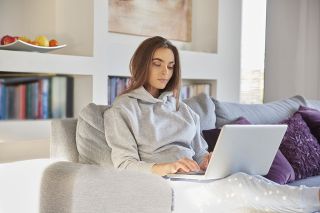 Foto: Frau auf Couch