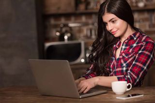 Foto: Frau vor Laptop