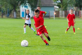 Foto: Kinder spielen Fußball