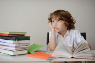 Foto: Kind vor Bücher