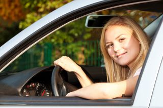 Foto: Mädchen lenkt Auto