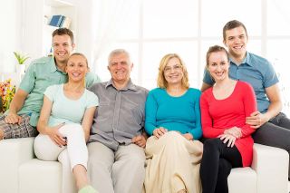 Foto: Familie auf Couch